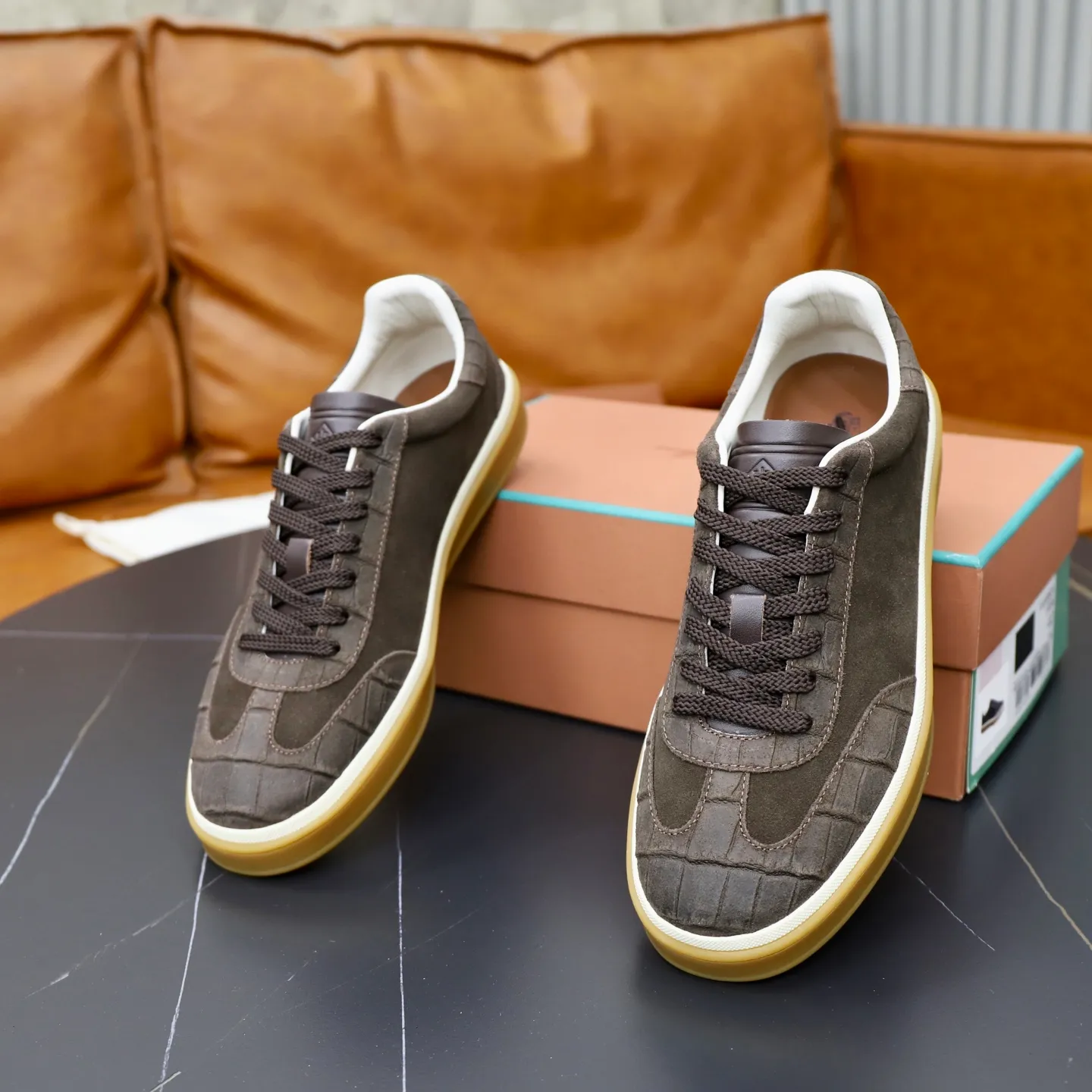 Ex-factory price: 560💰Loro Piana Tennis Walk men’s moral training sneakers! These new textured leather tennis shoes feature an ultra-low-top design for year-round wear and are water-resistant. The wrapped sole creates an effortlessly attractive color combination that harmoniously blends functionality with understated style. The ideal footwear option for urban dressing. The heel is decorated with a soft calfskin tongue with Kummel color inserts and an embossed LP logo. Cotton shoelaces. Material: Upper: Gray woven stitching with cowhide accents! Sole: Rubber lining: Cow leather original rubber sole, excellent foot comfort, complete package! Size: 38-39-40-41-42-43-44 leather shoe size (4546 can be customized)